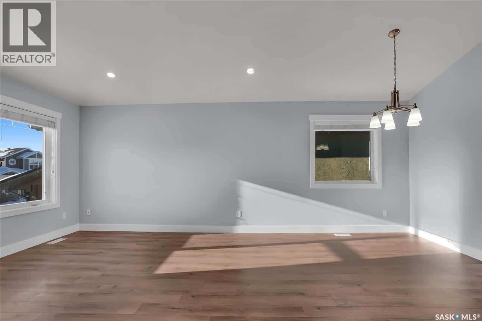 315 Eaton LANE — Saskatoon, Saskatchewan - Photo 4 of 41