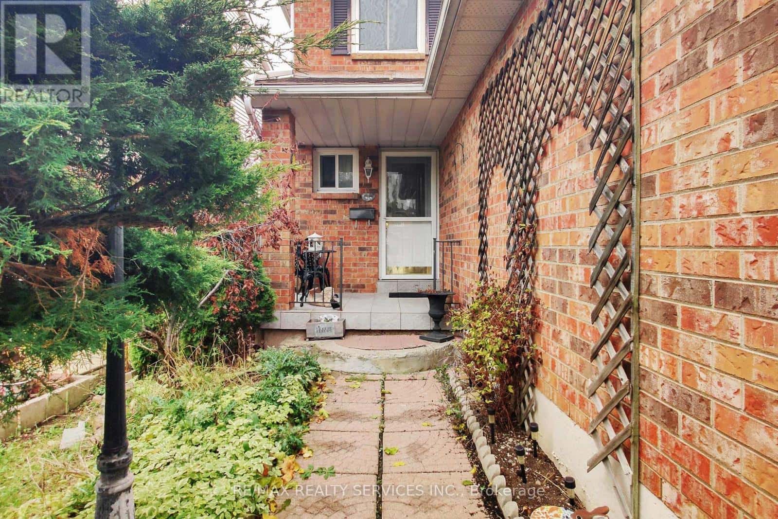 8 STEPHENSEN COURT — Brampton (Madoc), Ontario - Photo 4 of 46