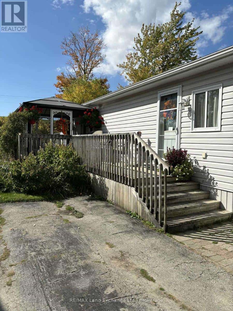 35 BRIARWOOD CRESCENT — North Huron (Wingham), Ontario - Photo 3 of 26