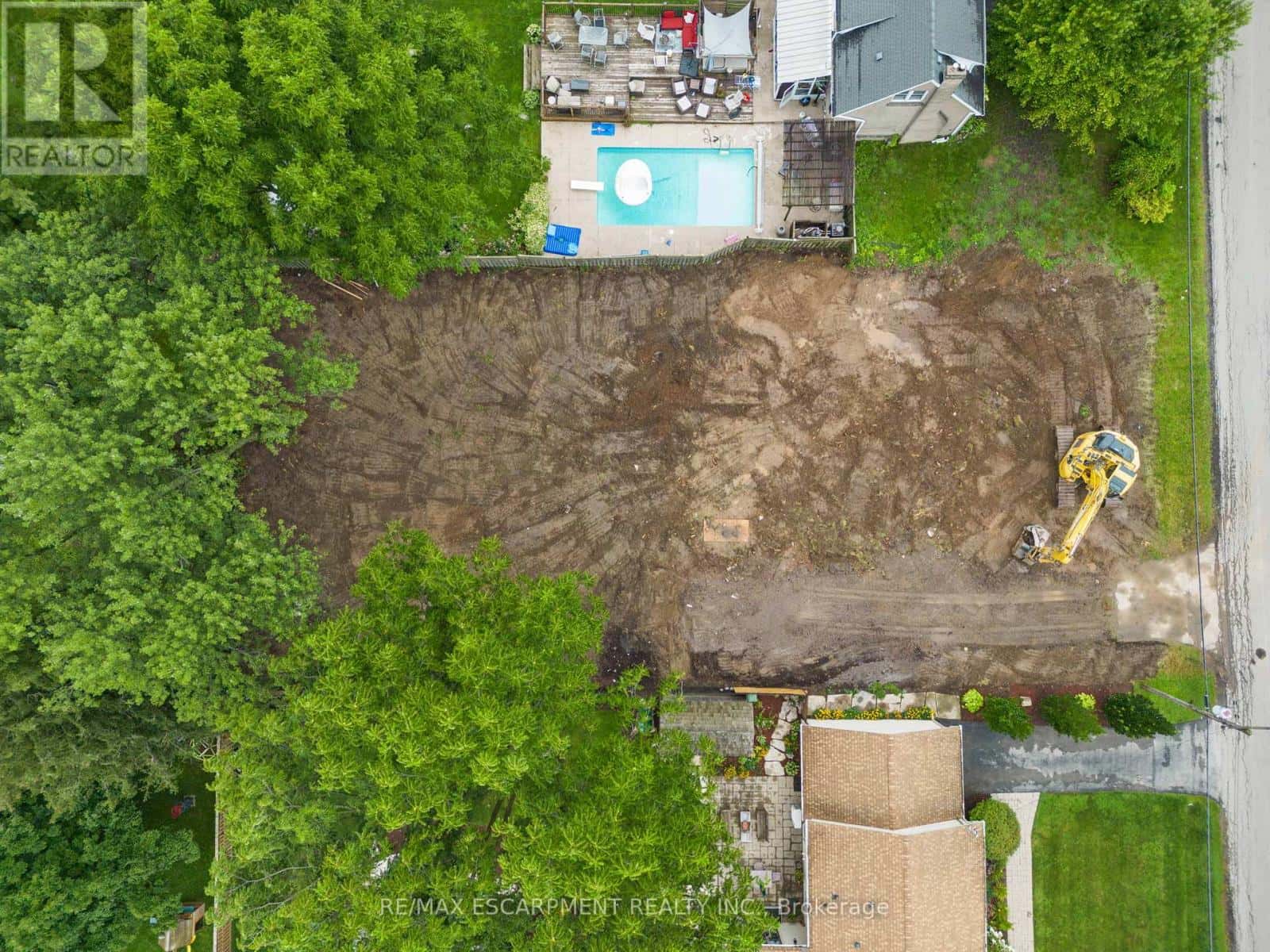 28 CALVIN STREET — Hamilton (Ancaster), Ontario - Photo 4 of 6