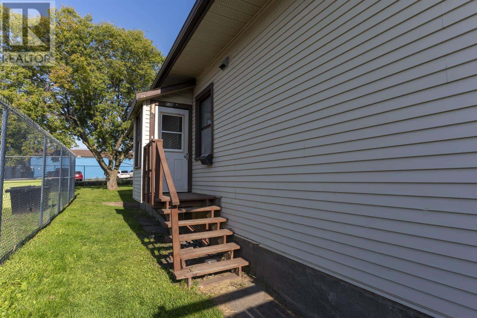 136 Court ST S — Thunder Bay, Ontario - Photo 3 of 29