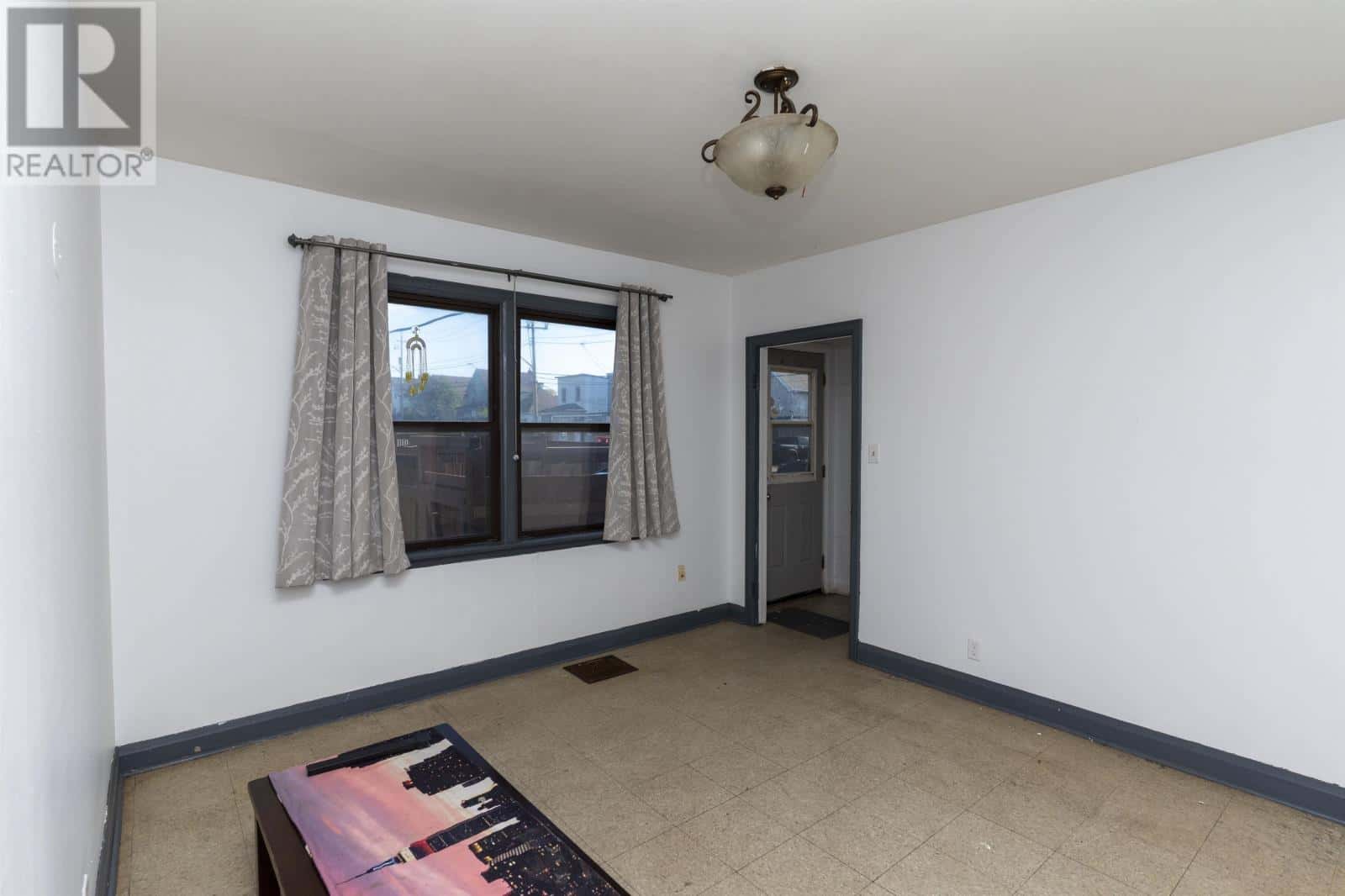 136 Court ST S — Thunder Bay, Ontario - Photo 4 of 29