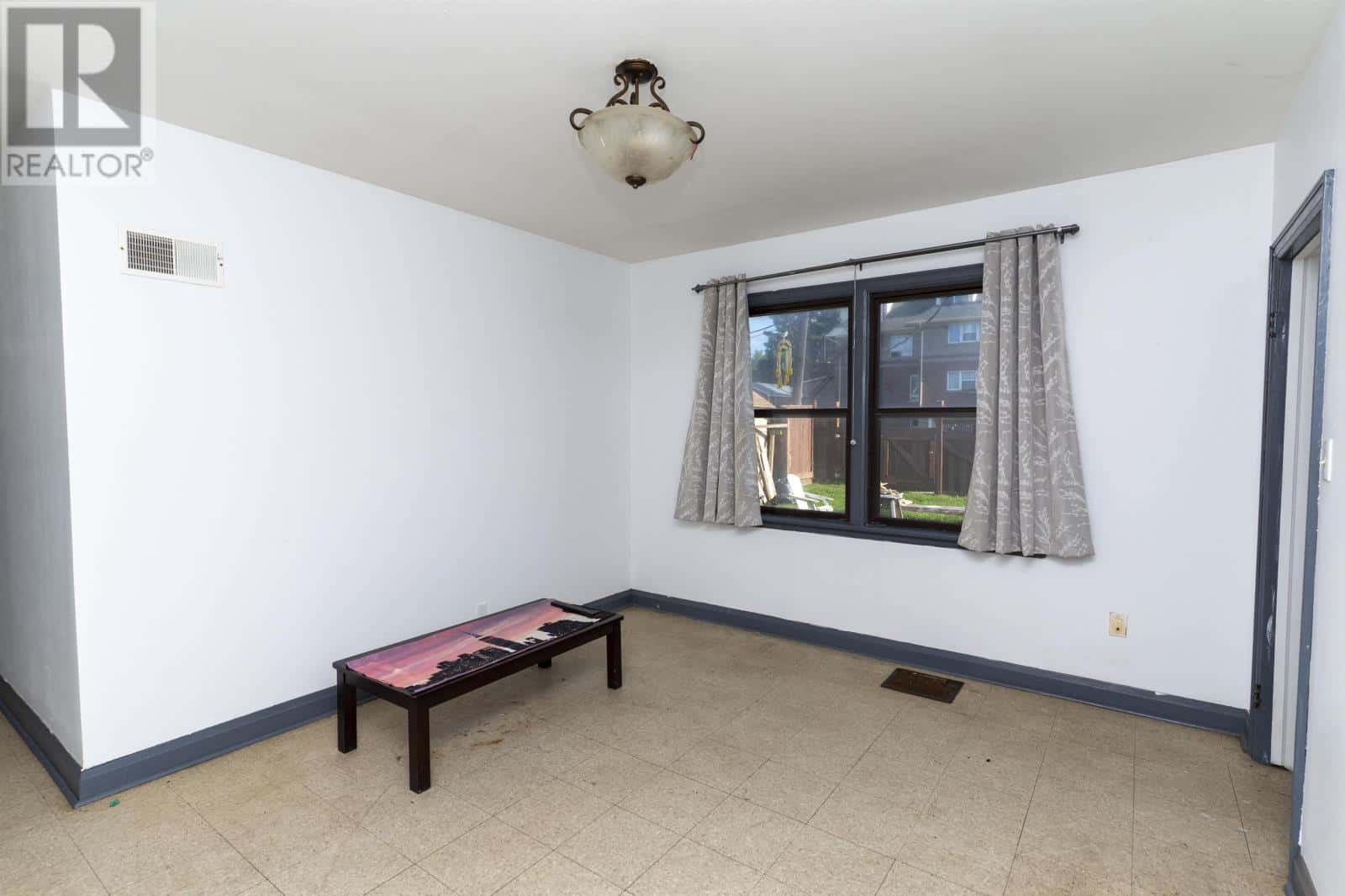 136 Court ST S — Thunder Bay, Ontario - Photo 5 of 29