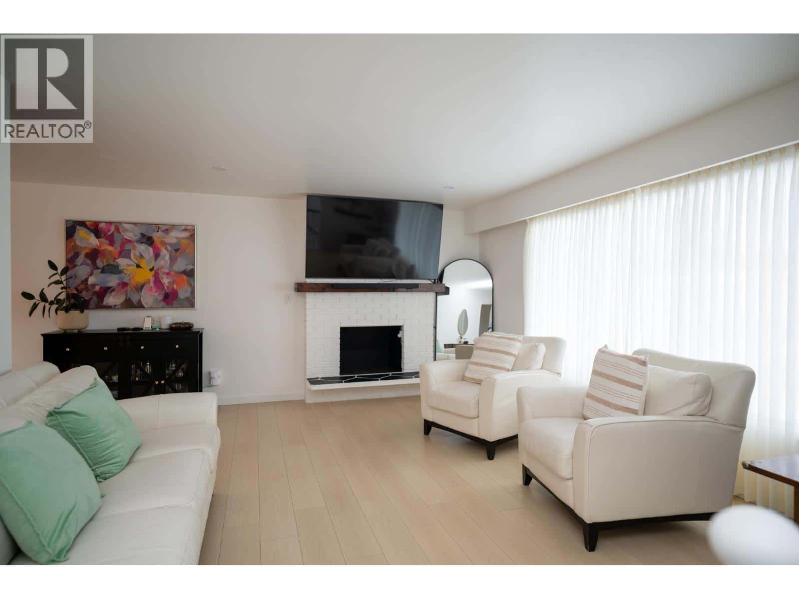 125 MCDERMID DRIVE — Prince George, British Columbia - Photo 2 of 38