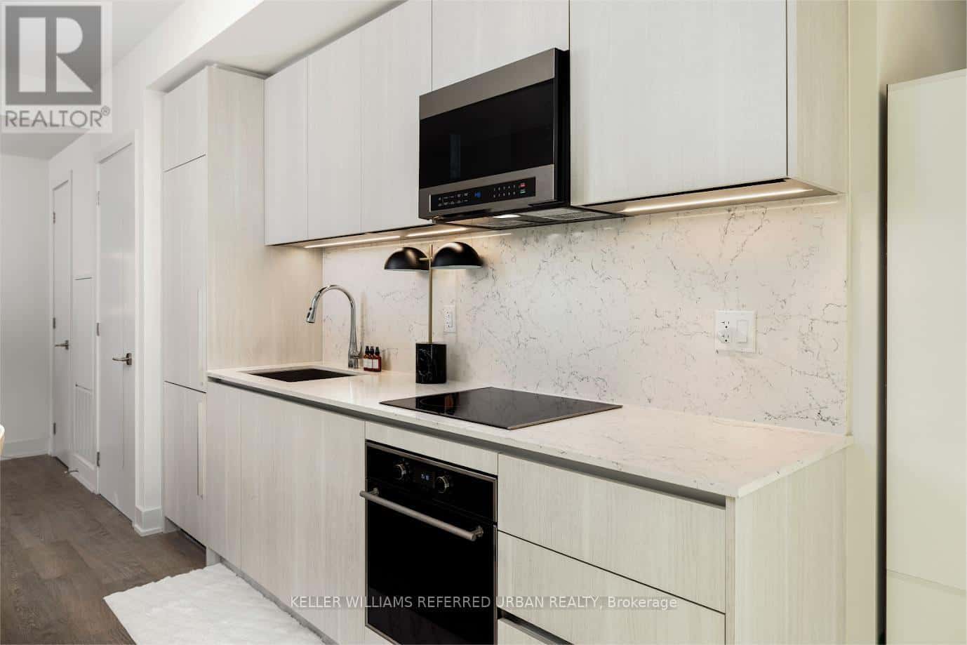 301 - 8 CUMBERLAND STREET — Toronto (Annex), Ontario - Photo 3 of 21