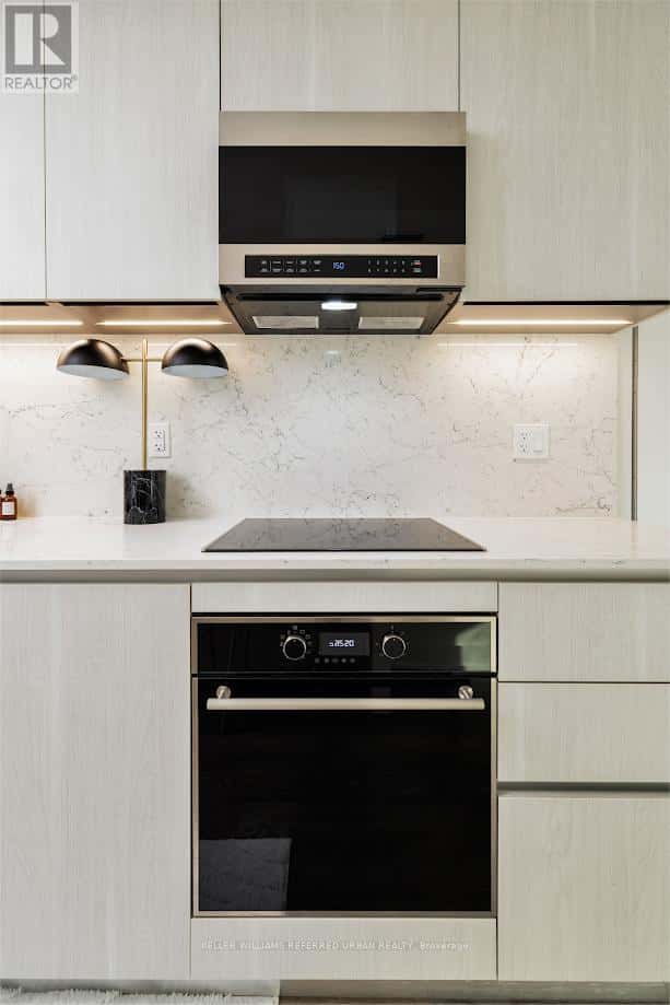 301 - 8 CUMBERLAND STREET — Toronto (Annex), Ontario - Photo 4 of 21