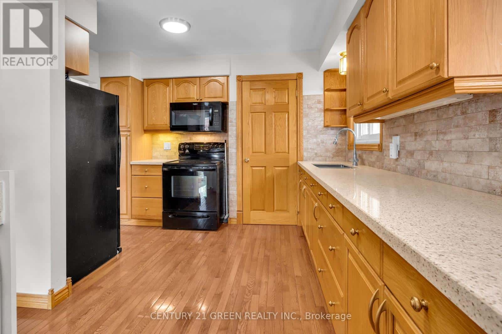 68 ATHABASCA STREET — Oshawa (Donevan), Ontario - Photo 4 of 42