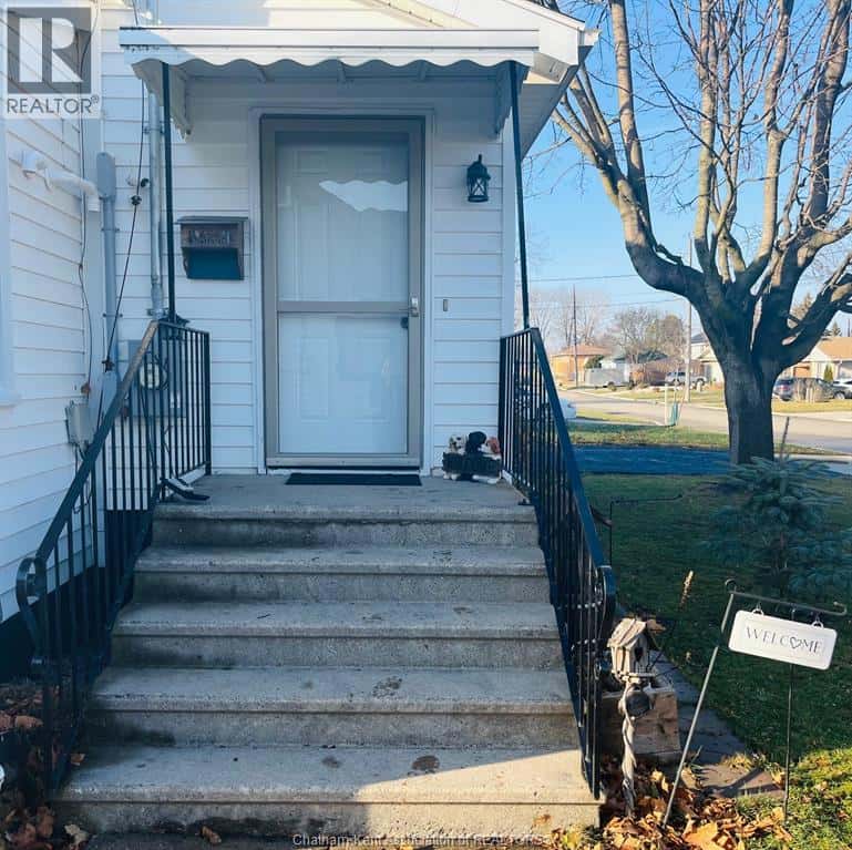 36 O'Neil STREET — Chatham, Ontario - Photo 4 of 37