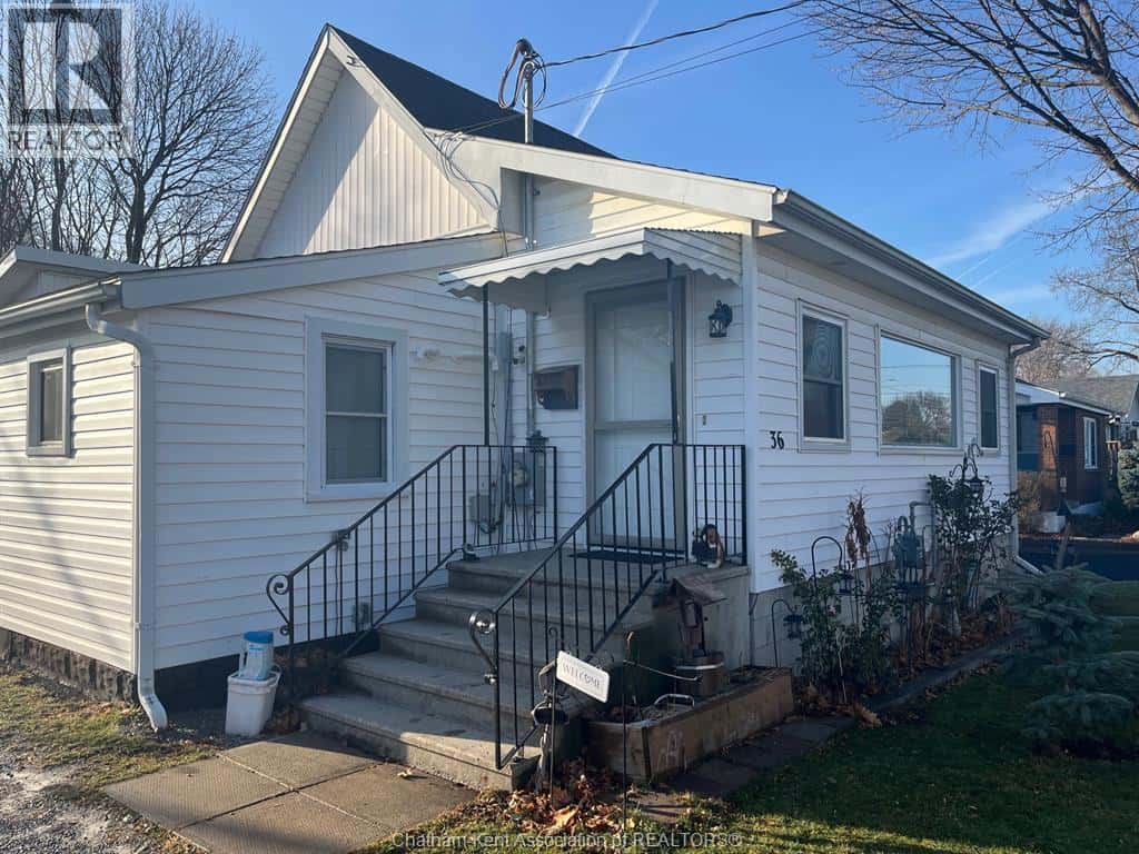 36 O'Neil STREET — Chatham, Ontario - Photo 3 of 37