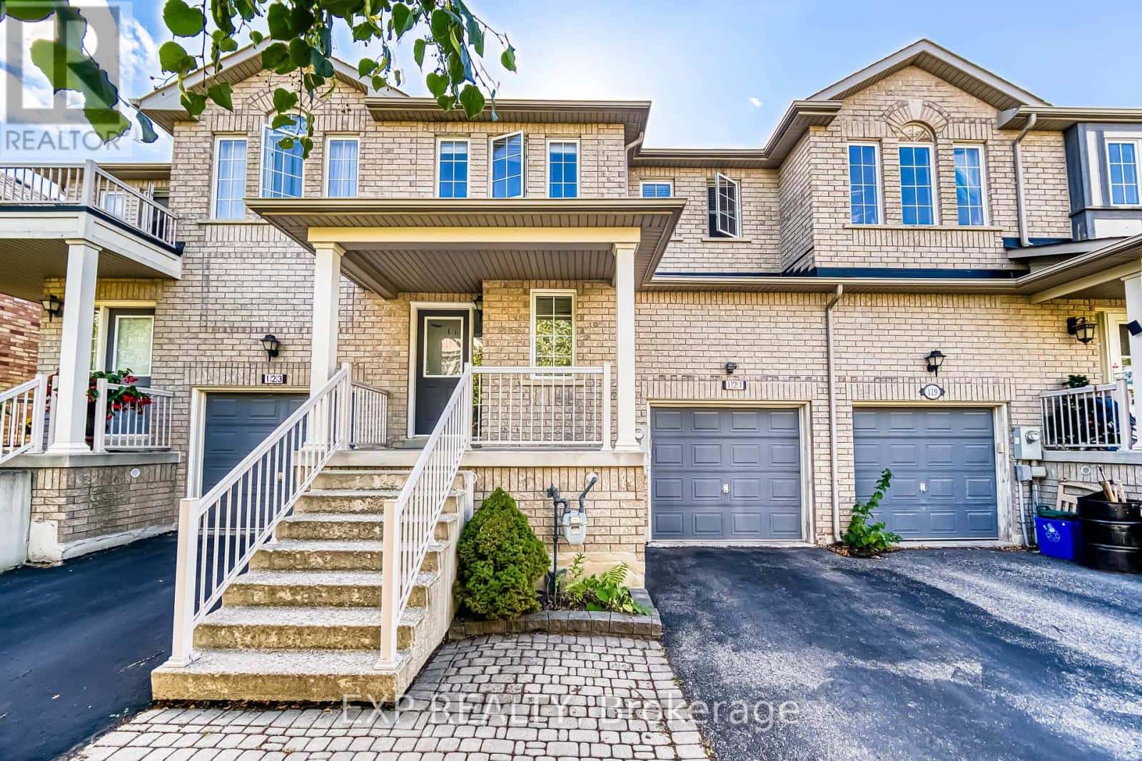 121 HILLWOOD STREET — Markham (Berczy), Ontario - Photo 3 of 36