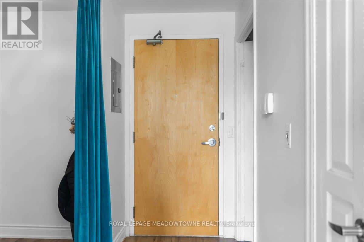 914 - 220 BURNHAMTHORPE ROAD W — Mississauga (City Centre), Ontario - Photo 3 of 50