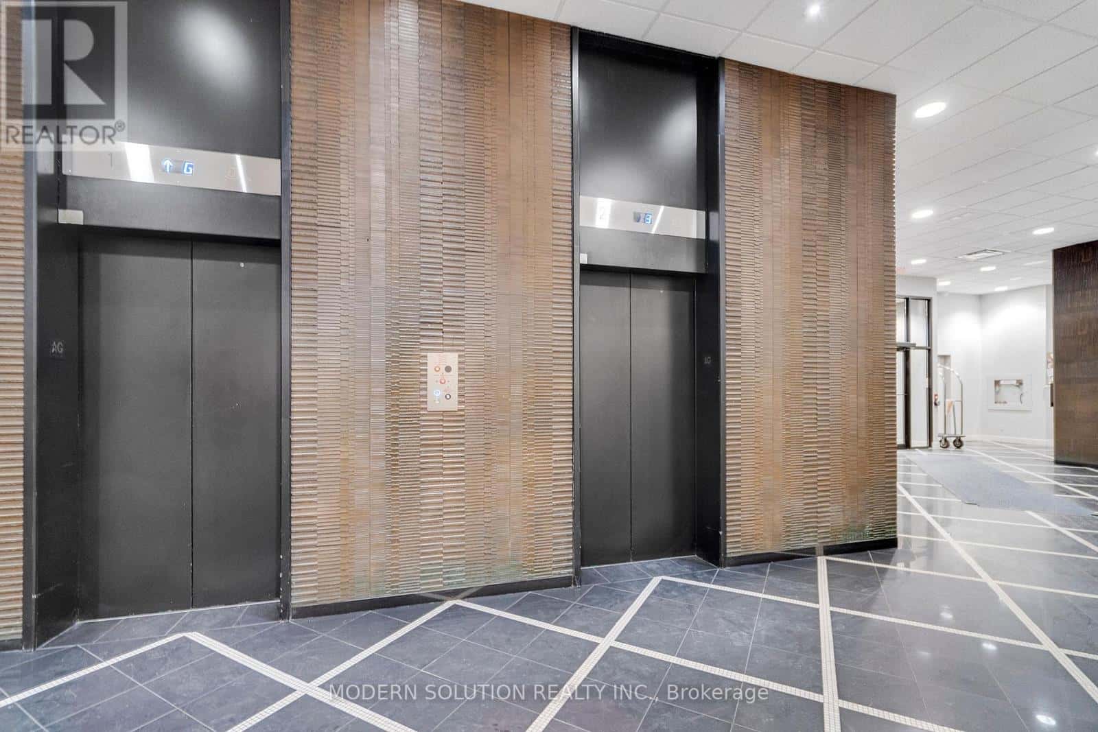 905 - 2737 KEELE STREET — Toronto (Downsview-Roding-CFB), Ontario - Photo 4 of 28