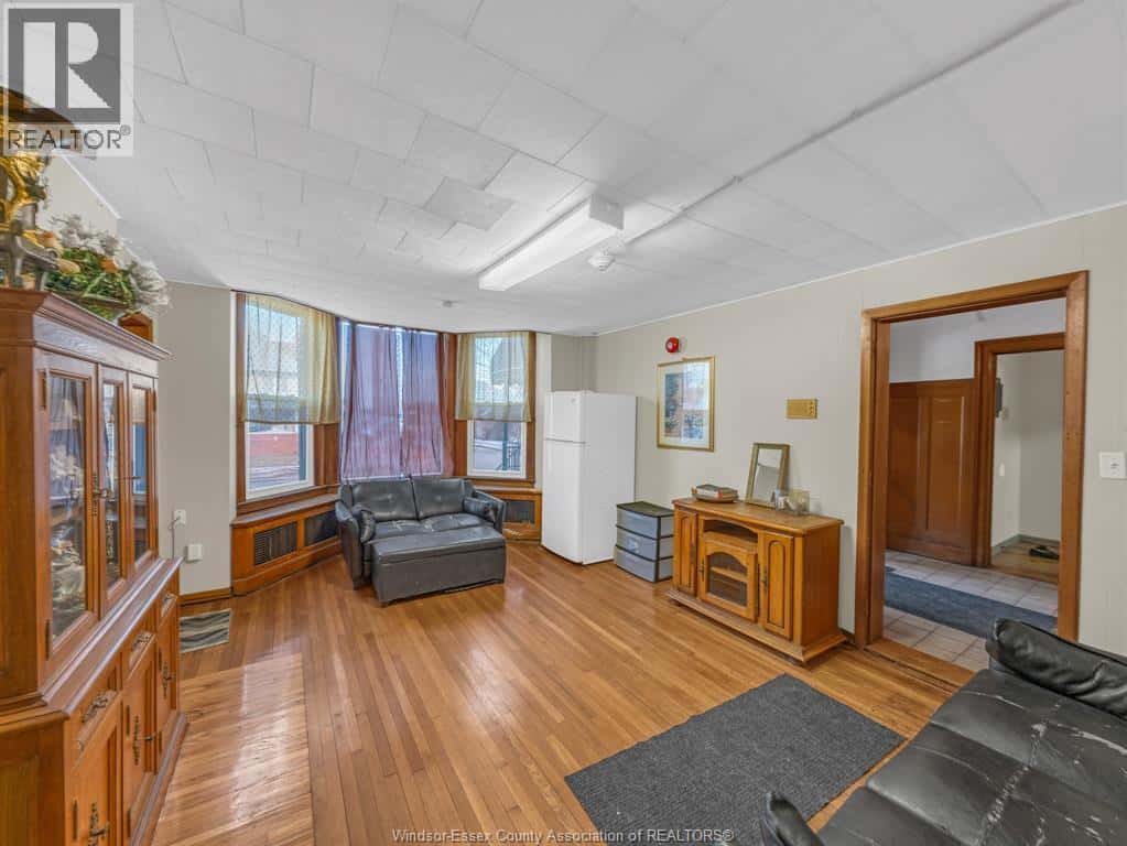 801 VICTORIA AVENUE — Windsor, Ontario - Photo 4 of 50