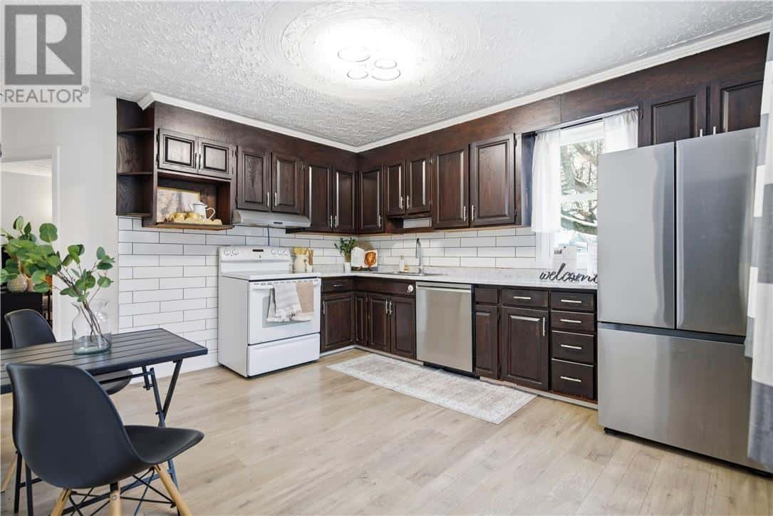 1058 Madeleine Avenue — Sudbury, Ontario - Photo 4 of 21