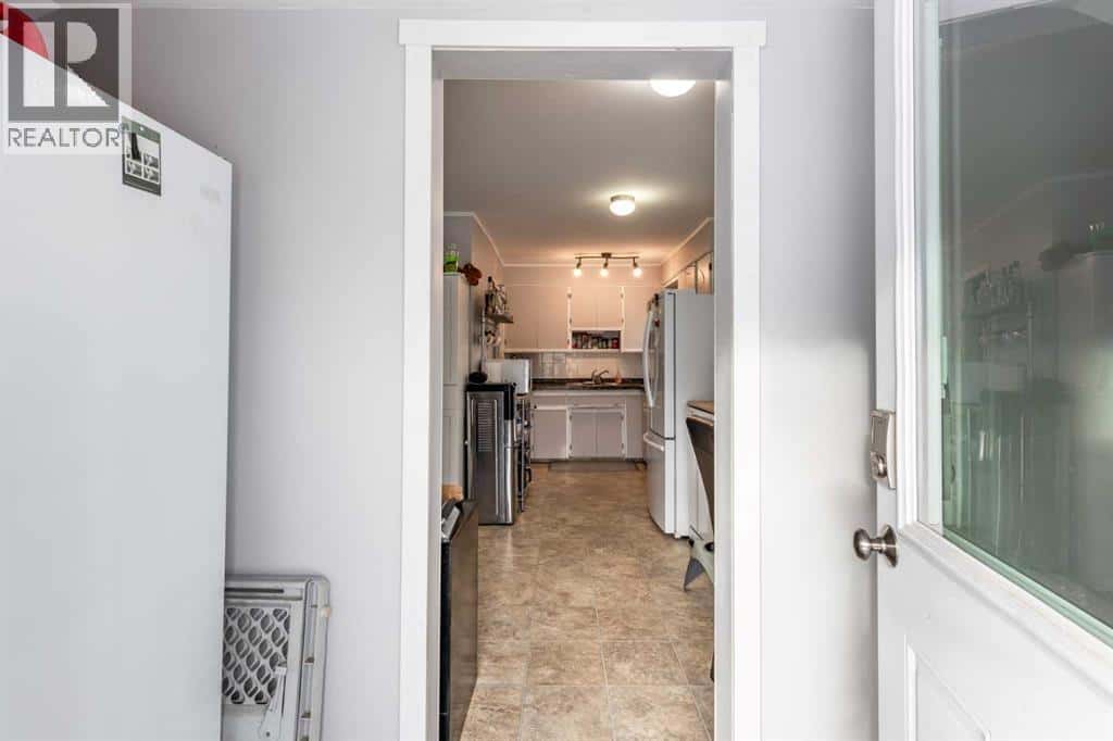 50 9 Street SE — Medicine Hat, Alberta - Photo 2 of 17