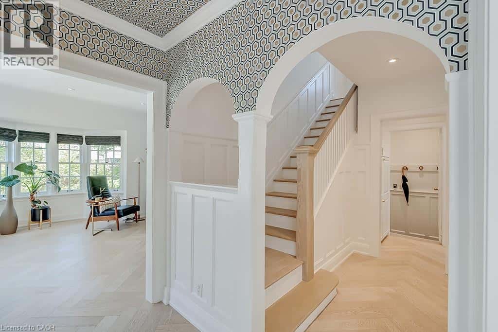 1060 MOHAWK Road — Burlington, Ontario - Photo 4 of 40