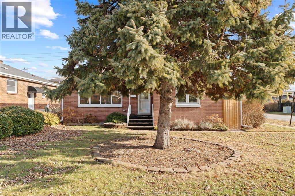 2496 MELDRUM — Windsor, Ontario - Photo 3 of 32