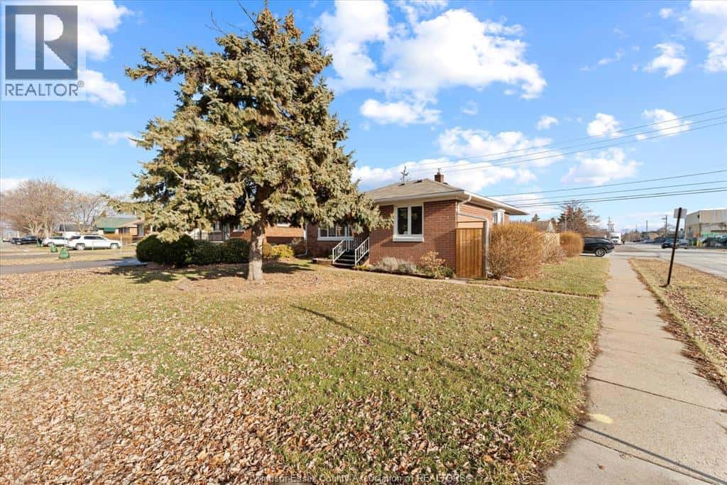 2496 MELDRUM — Windsor, Ontario - Photo 4 of 32