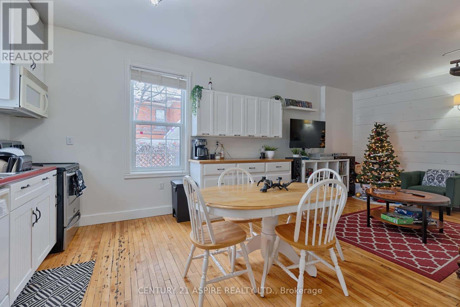 231 HUNTER STREET — Pembroke, Ontario - Photo 4 of 36