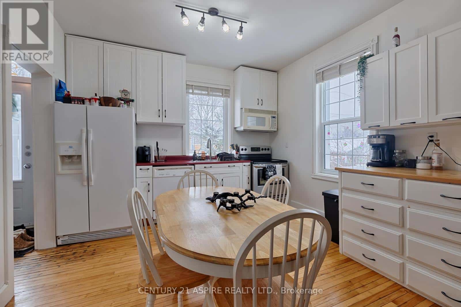 231 HUNTER STREET — Pembroke, Ontario - Photo 5 of 36