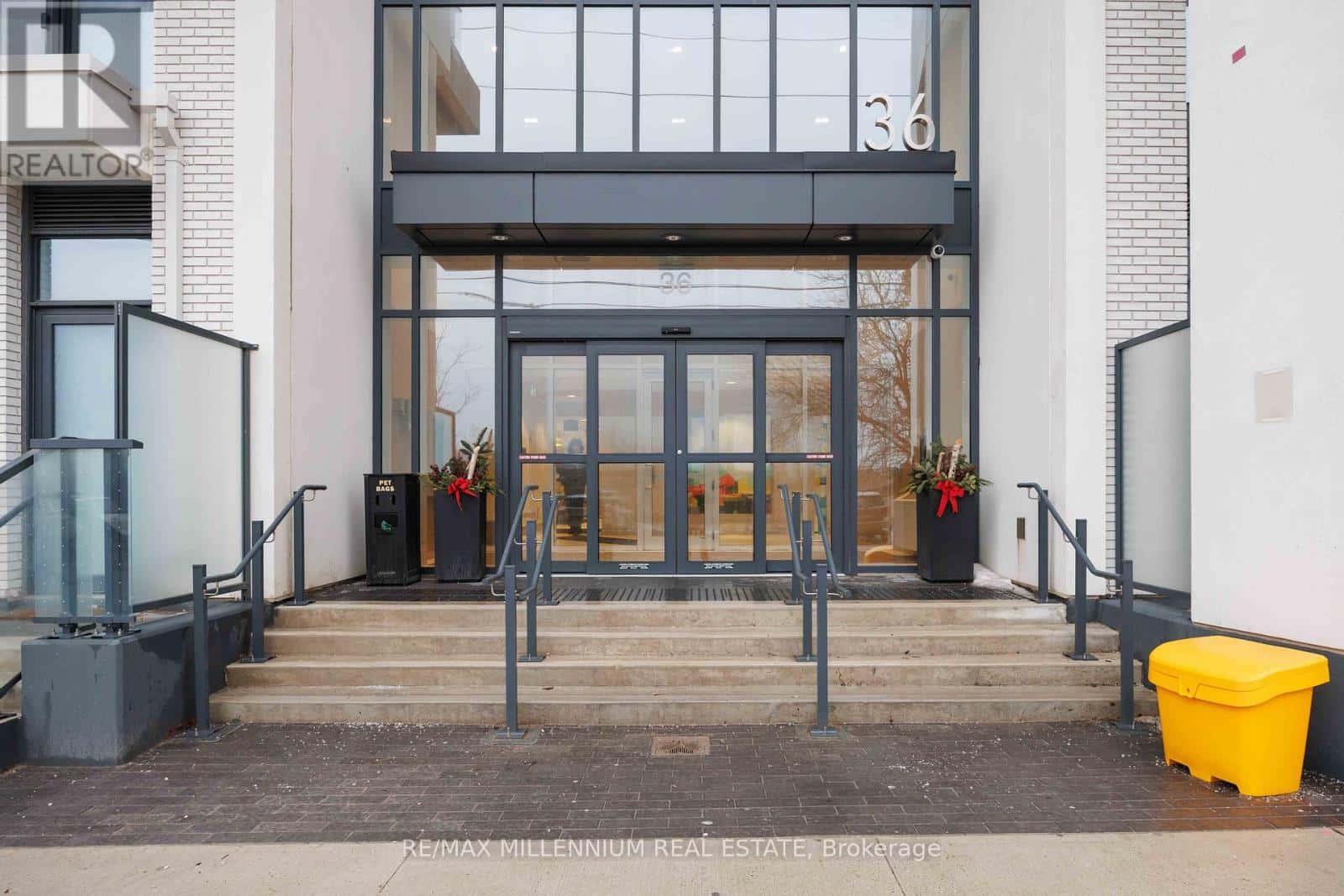 431 - 36 ZORRA STREET — Toronto (Islington-City Centre West), Ontario - Photo 2 of 31