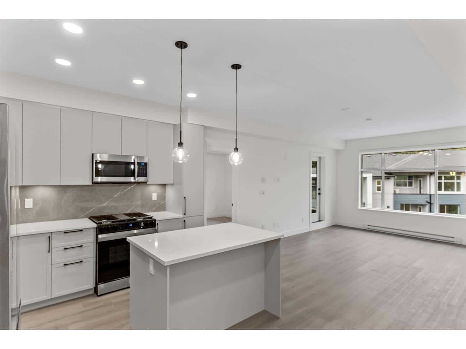 615 3528 146A STREET — Surrey, British Columbia - Photo 3 of 20