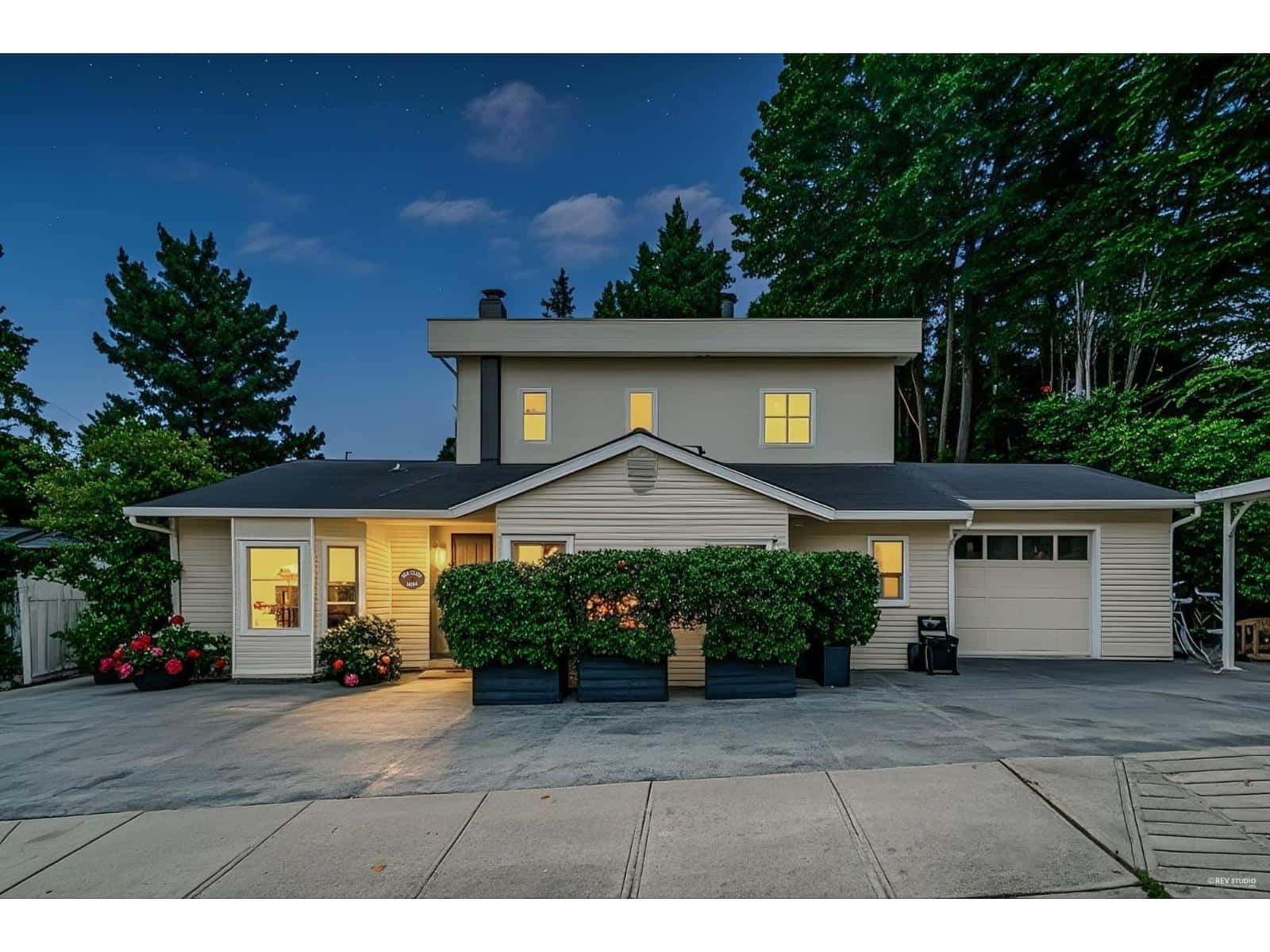 14104 MARINE DRIVE — White Rock, British Columbia - Photo 2 of 40