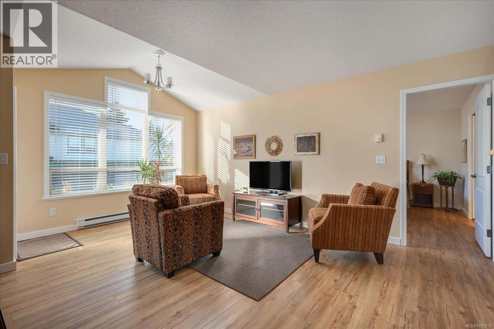 703 261 Mills St — Parksville, British Columbia - Photo 5 of 29