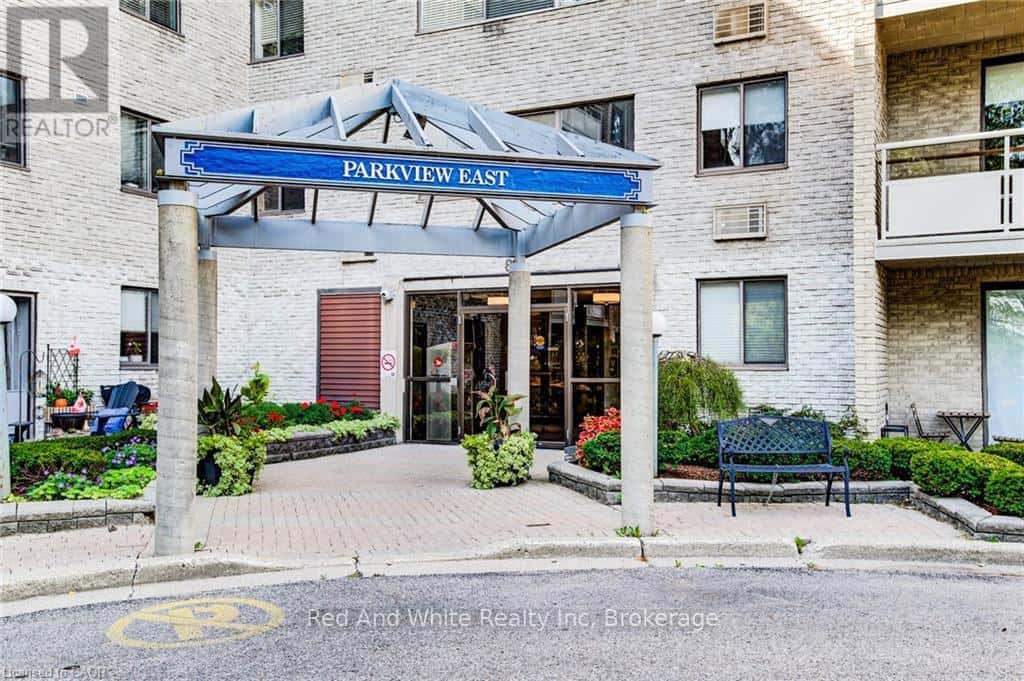 405 - 89 WESTWOOD ROAD — Guelph (Willow West/Sugarbush/West Acres), Ontario - Photo 3 of 50