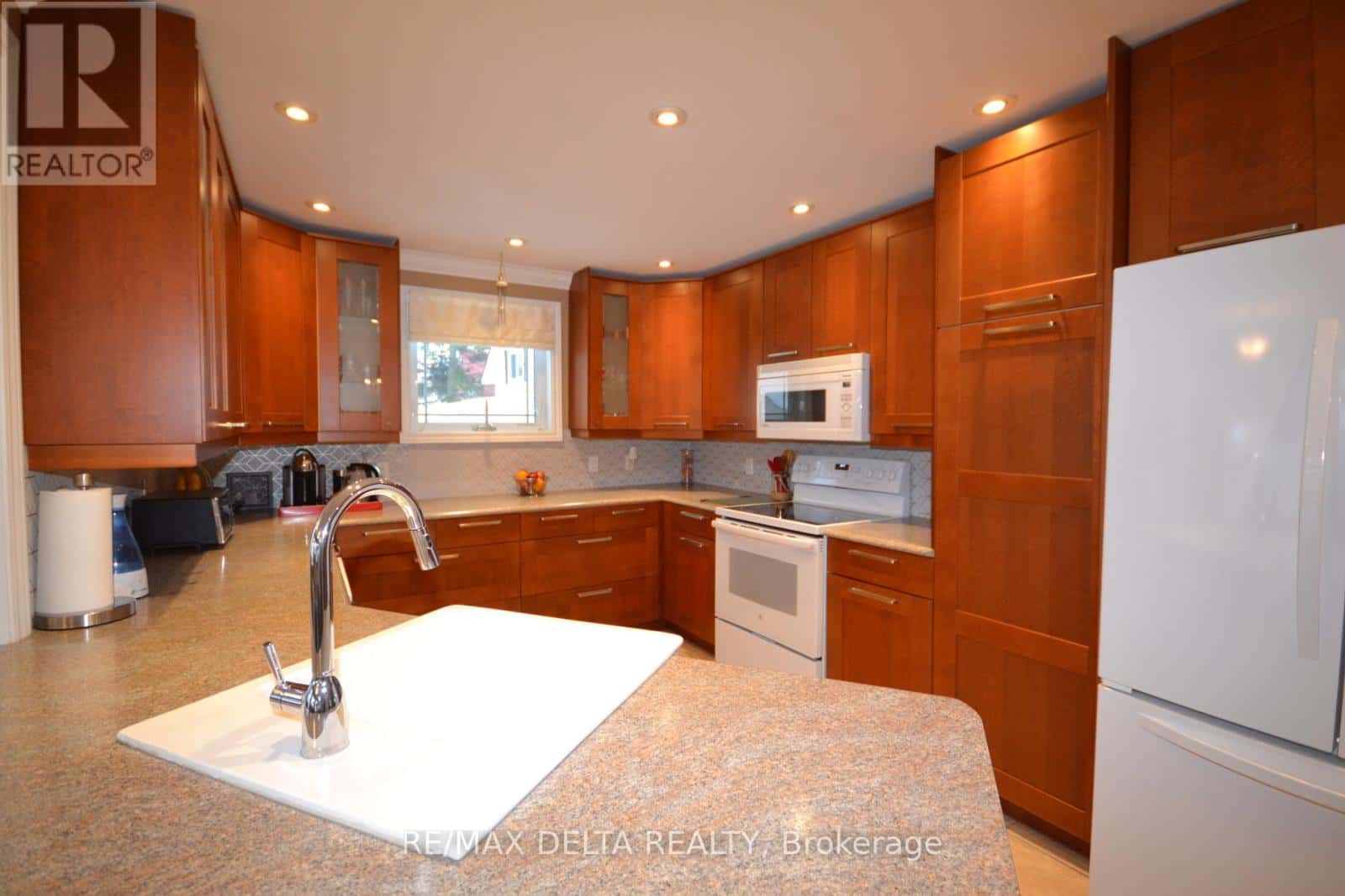 909 CHAPMAN STREET — Clarence-Rockland, Ontario - Photo 4 of 28