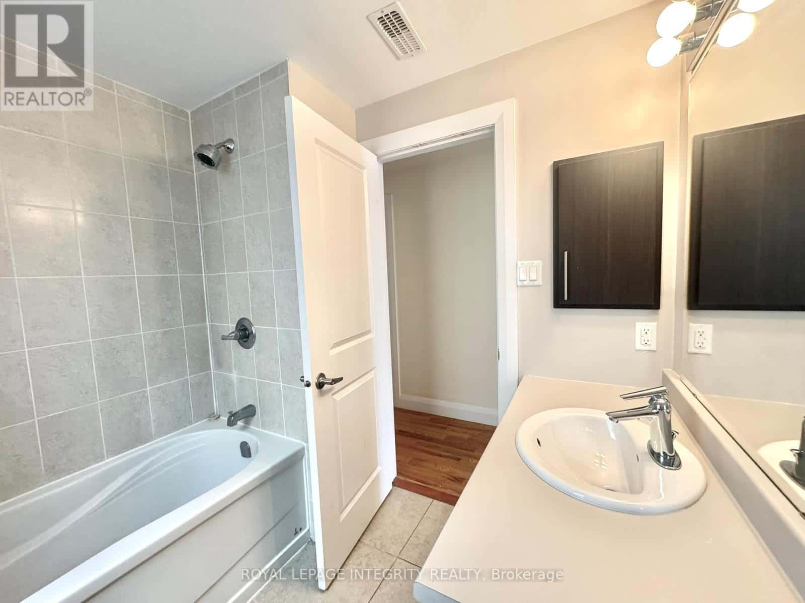 138 KING GEORGE STREET — Ottawa, Ontario - Photo 5 of 11