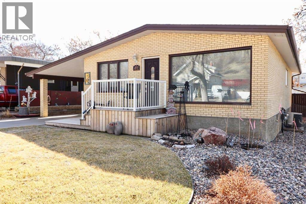 211 3 Street NE — Medicine Hat, Alberta - Photo 2 of 33