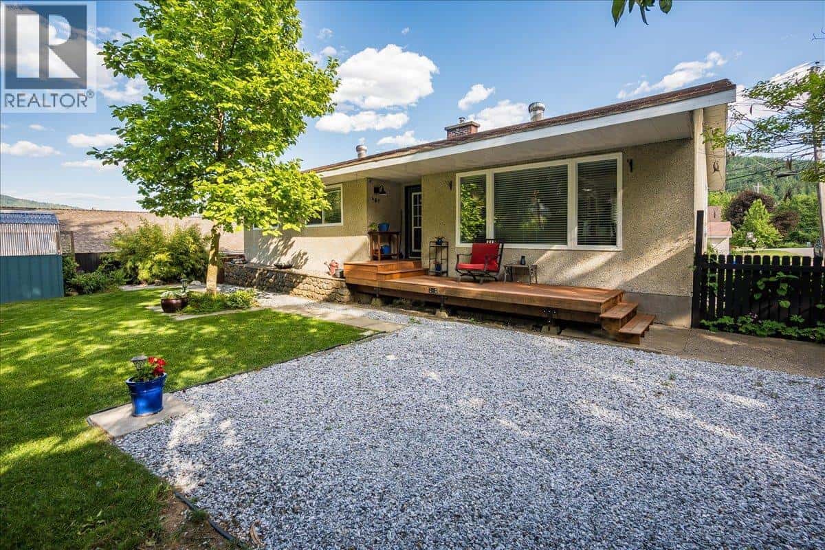 407 Willow Drive — Warfield, British Columbia - Photo 3 of 73