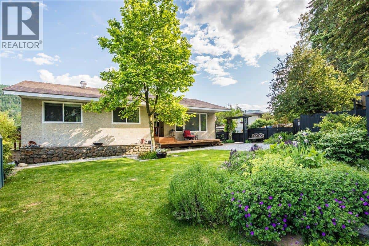 407 Willow Drive — Warfield, British Columbia - Photo 2 of 73