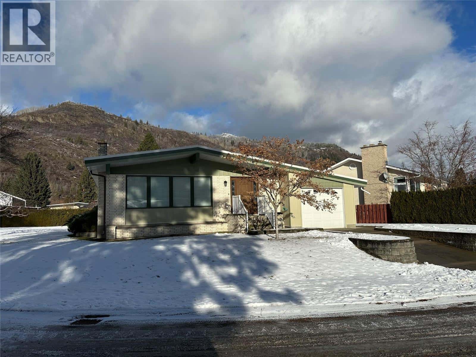 725 3rd Street — Montrose, British Columbia - Photo 2 of 29