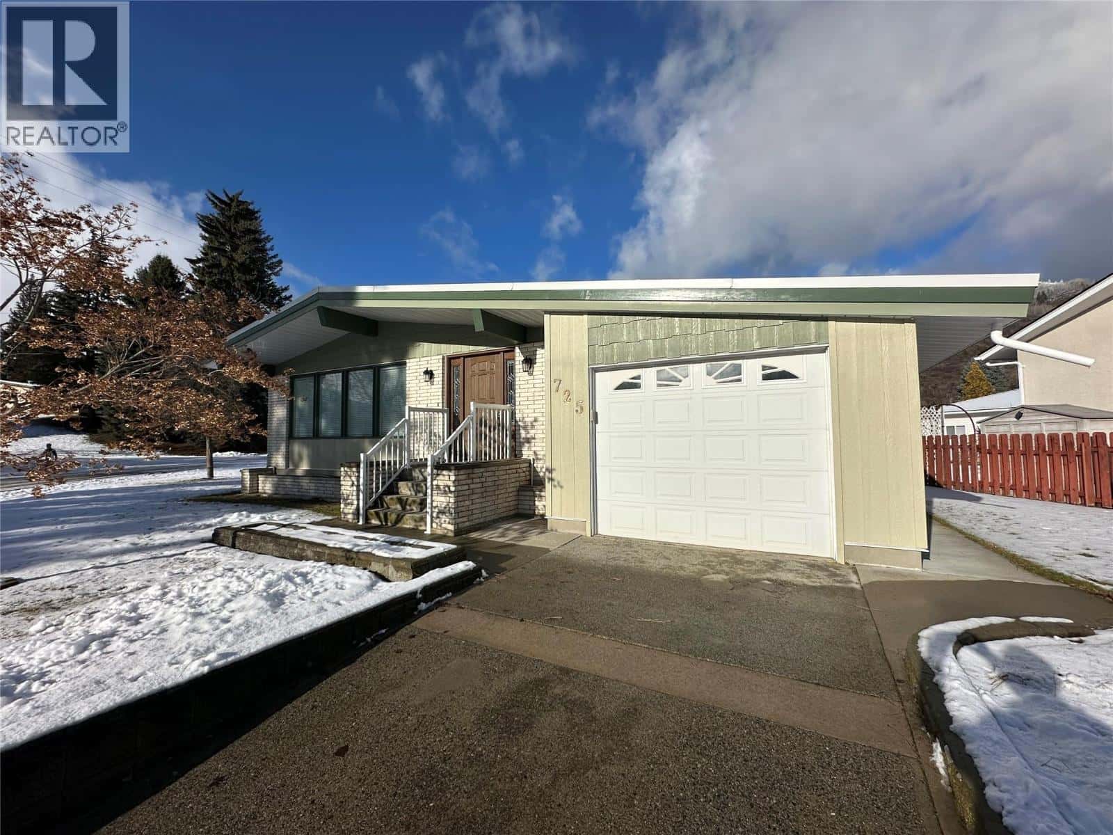 725 3rd Street — Montrose, British Columbia - Photo 3 of 29