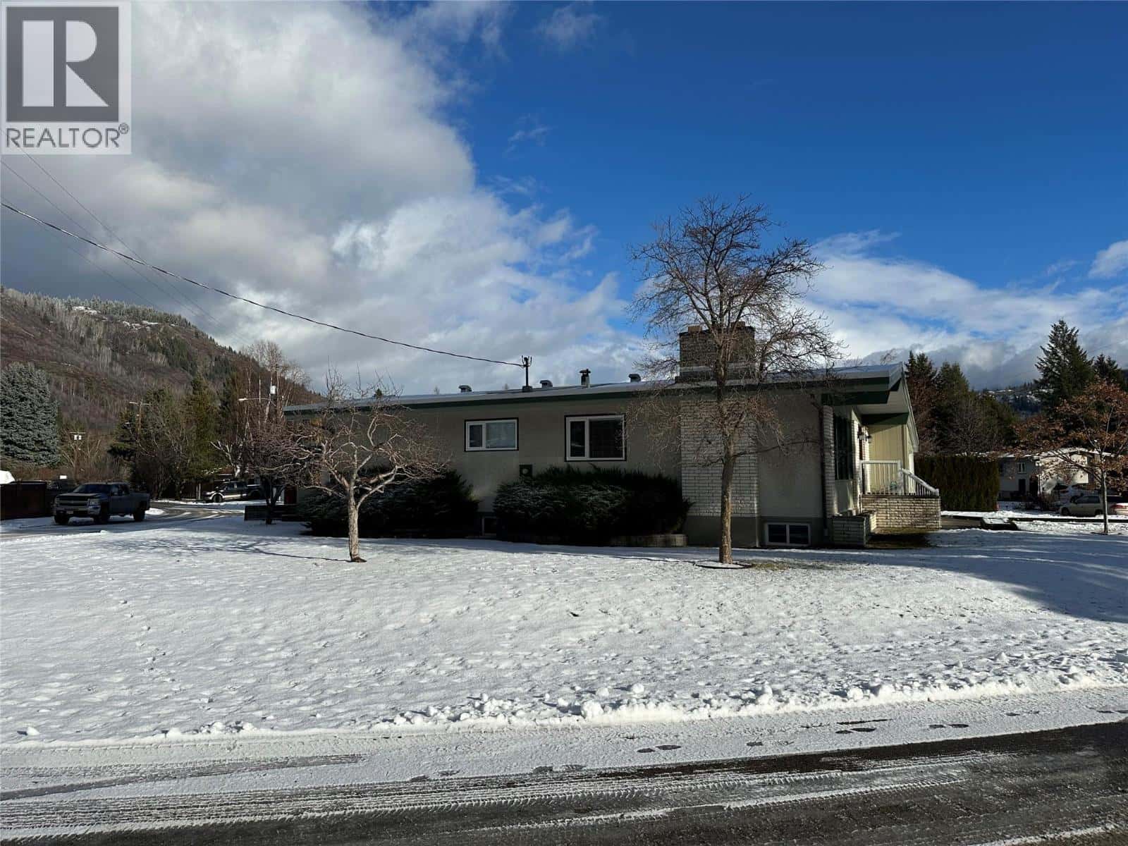 725 3rd Street — Montrose, British Columbia - Photo 4 of 29