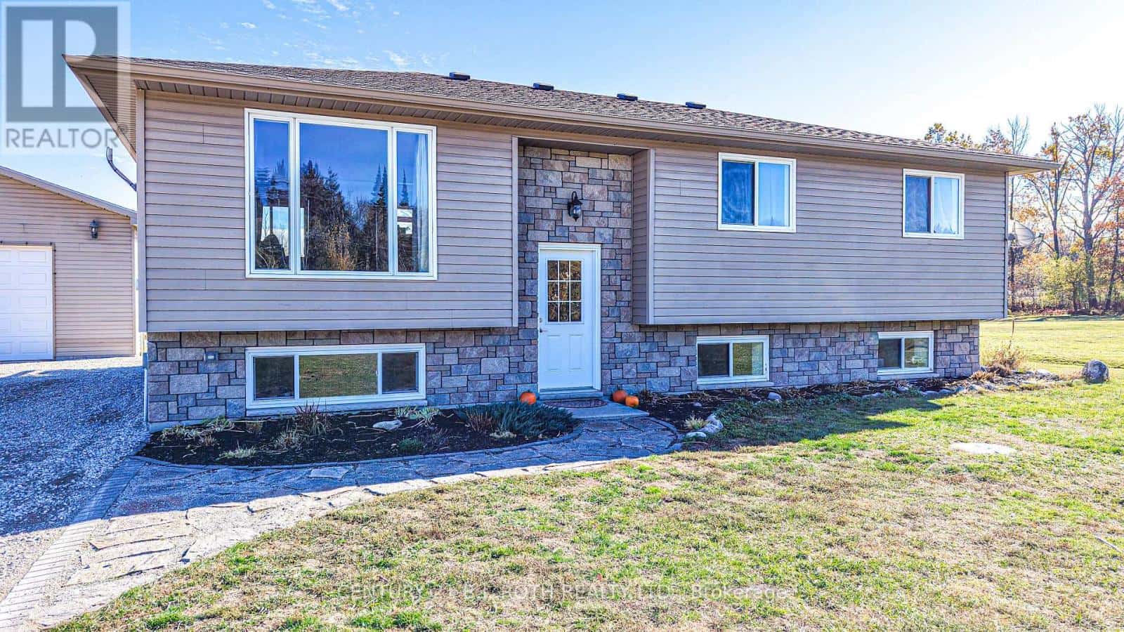 1829 DIVISION ROAD E — Severn (Ardtrea), Ontario - Photo 4 of 36