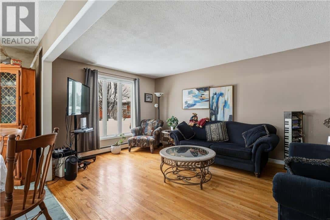 4500 Caroline Avenue — Sudbury, Ontario - Photo 3 of 28