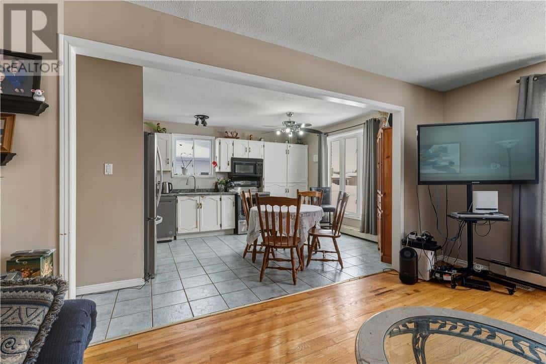 4500 Caroline Avenue — Sudbury, Ontario - Photo 5 of 28