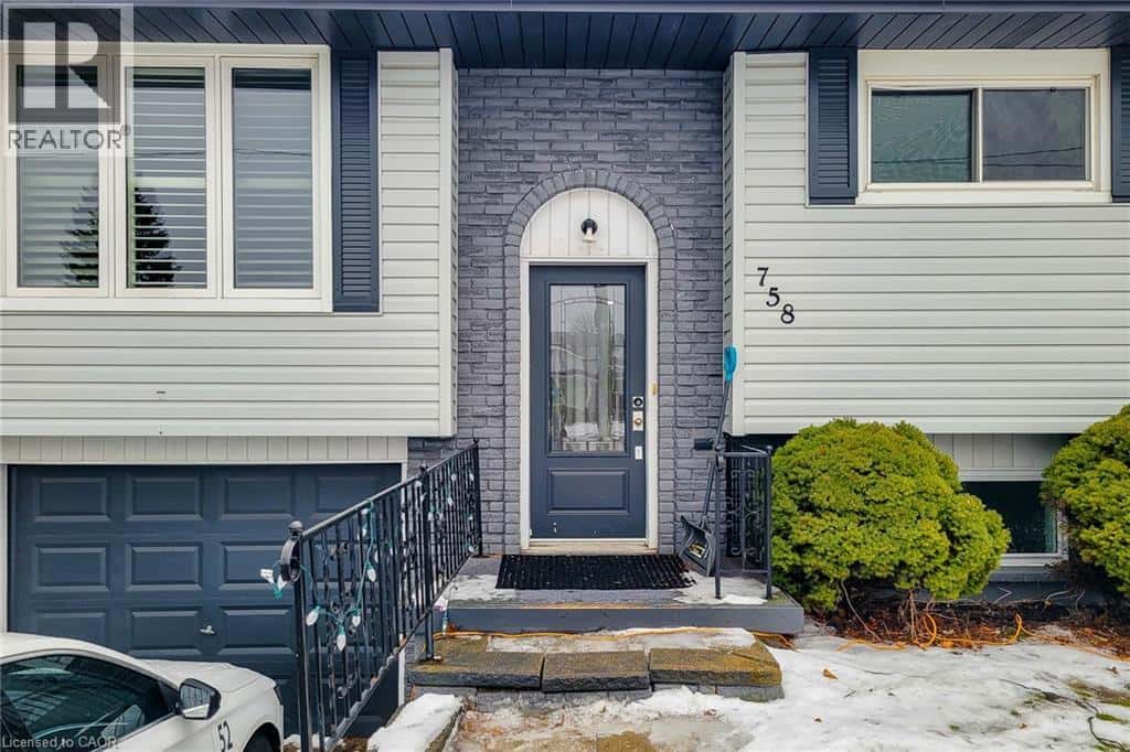 758 STONE CHURCH Road E — Hamilton, Ontario - Photo 3 of 38