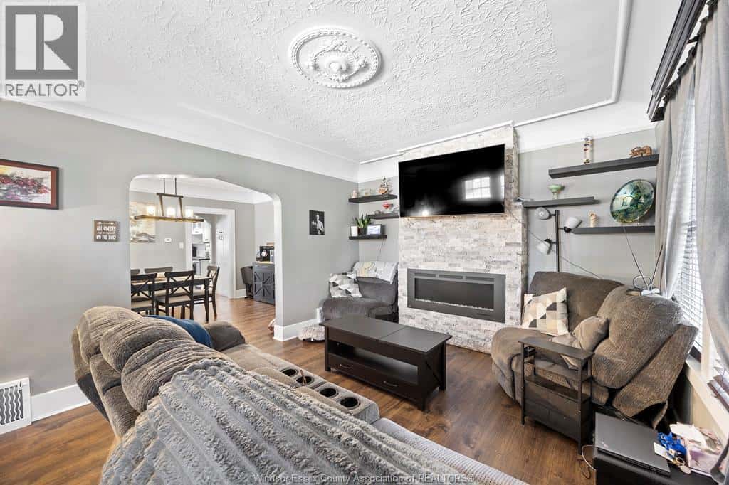 822 FAIRVIEW BOULEVARD — Windsor, Ontario - Photo 3 of 17