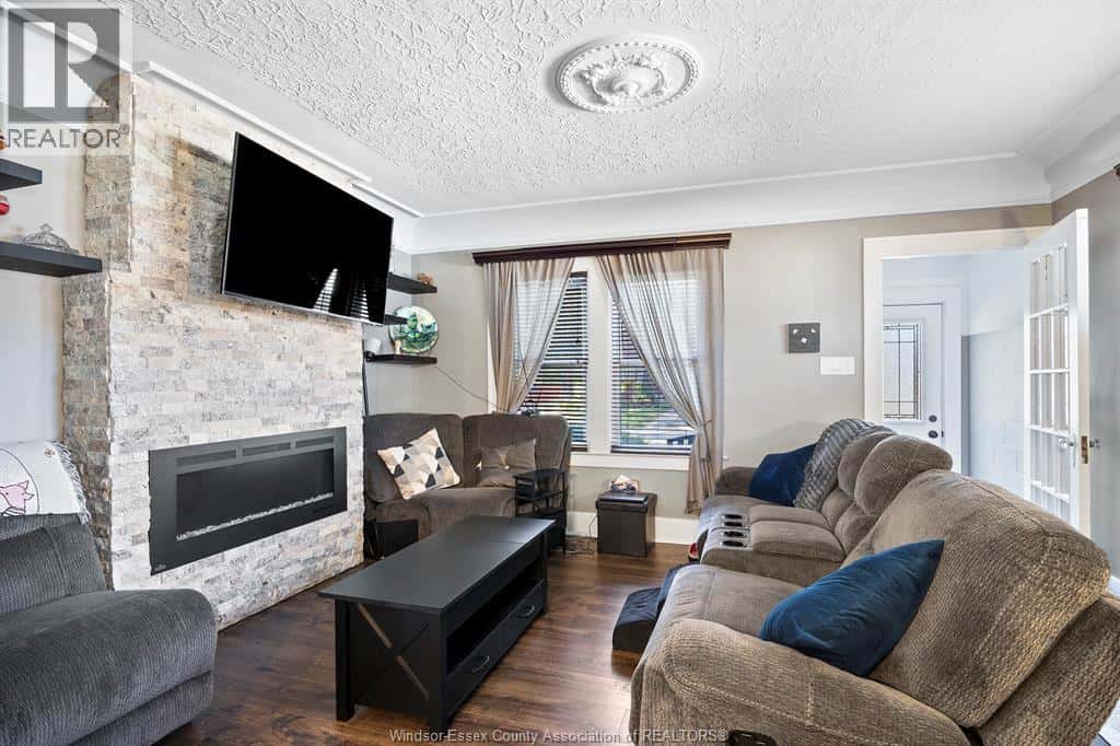 822 FAIRVIEW BOULEVARD — Windsor, Ontario - Photo 2 of 17