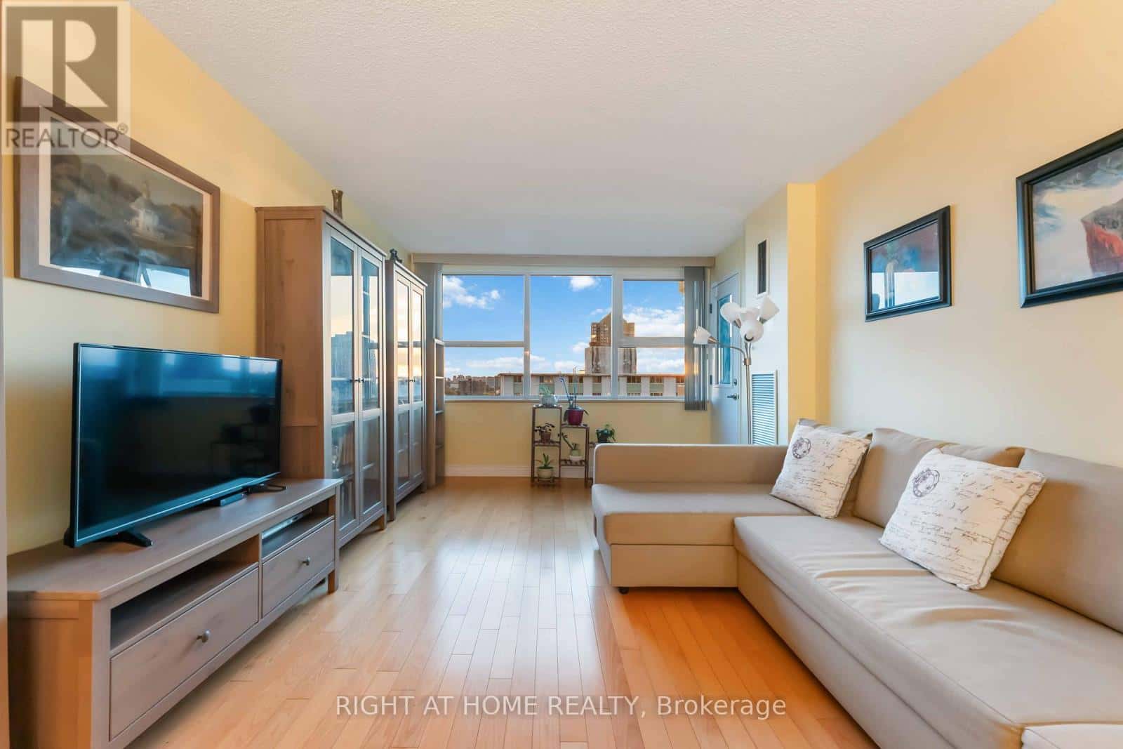 903 - 555 BRITTANY DRIVE — Ottawa, Ontario - Photo 4 of 30