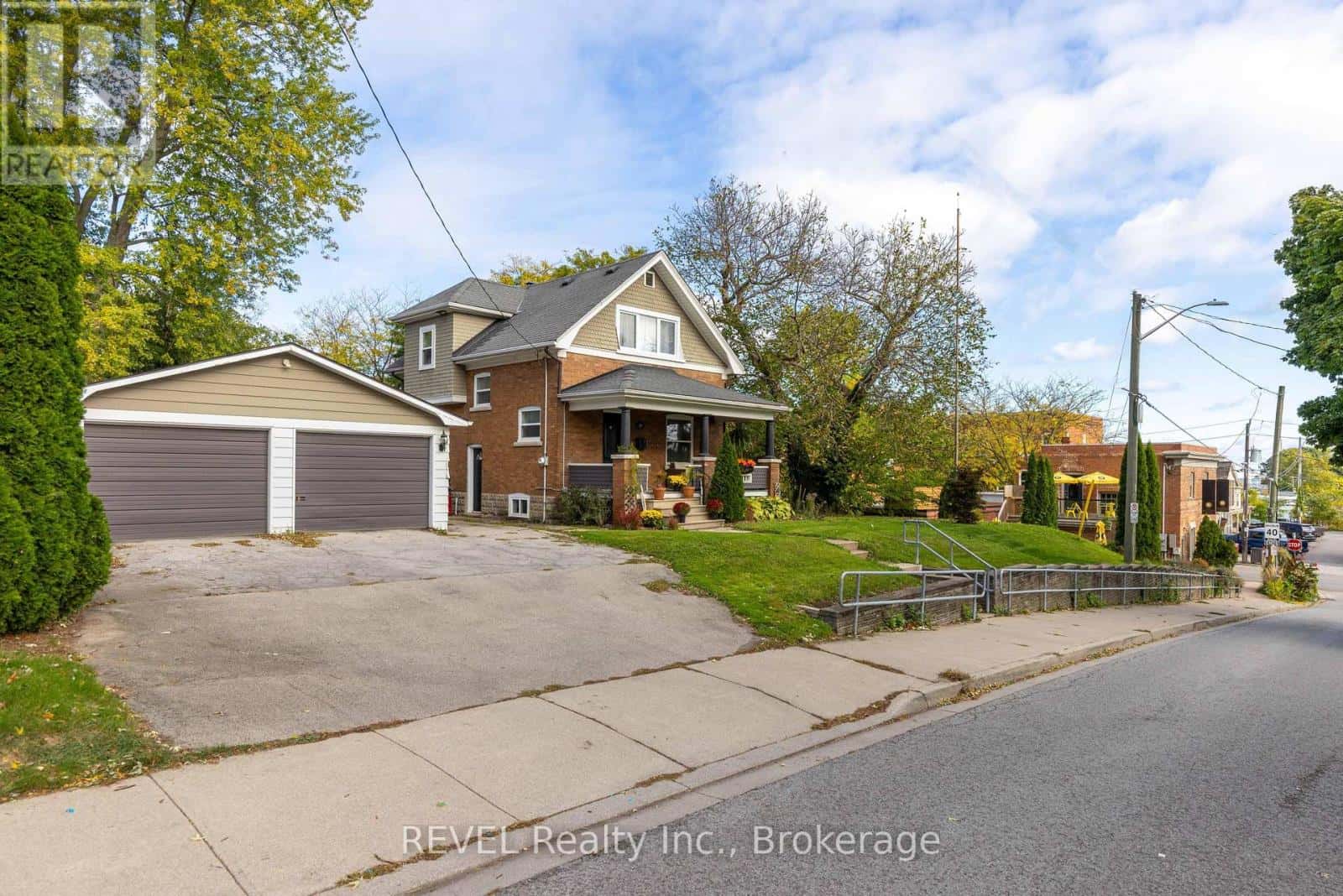 10 CANAL STREET — St. Catharines (Port Dalhousie), Ontario - Photo 2 of 35