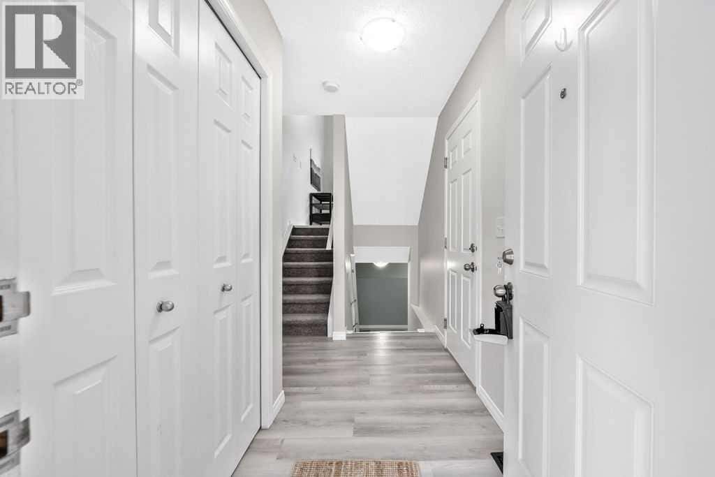 126 Everhollow Heights SW — Calgary, Alberta - Photo 3 of 26