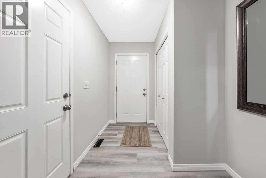 126 Everhollow Heights SW — Calgary, Alberta - Photo 4 of 26