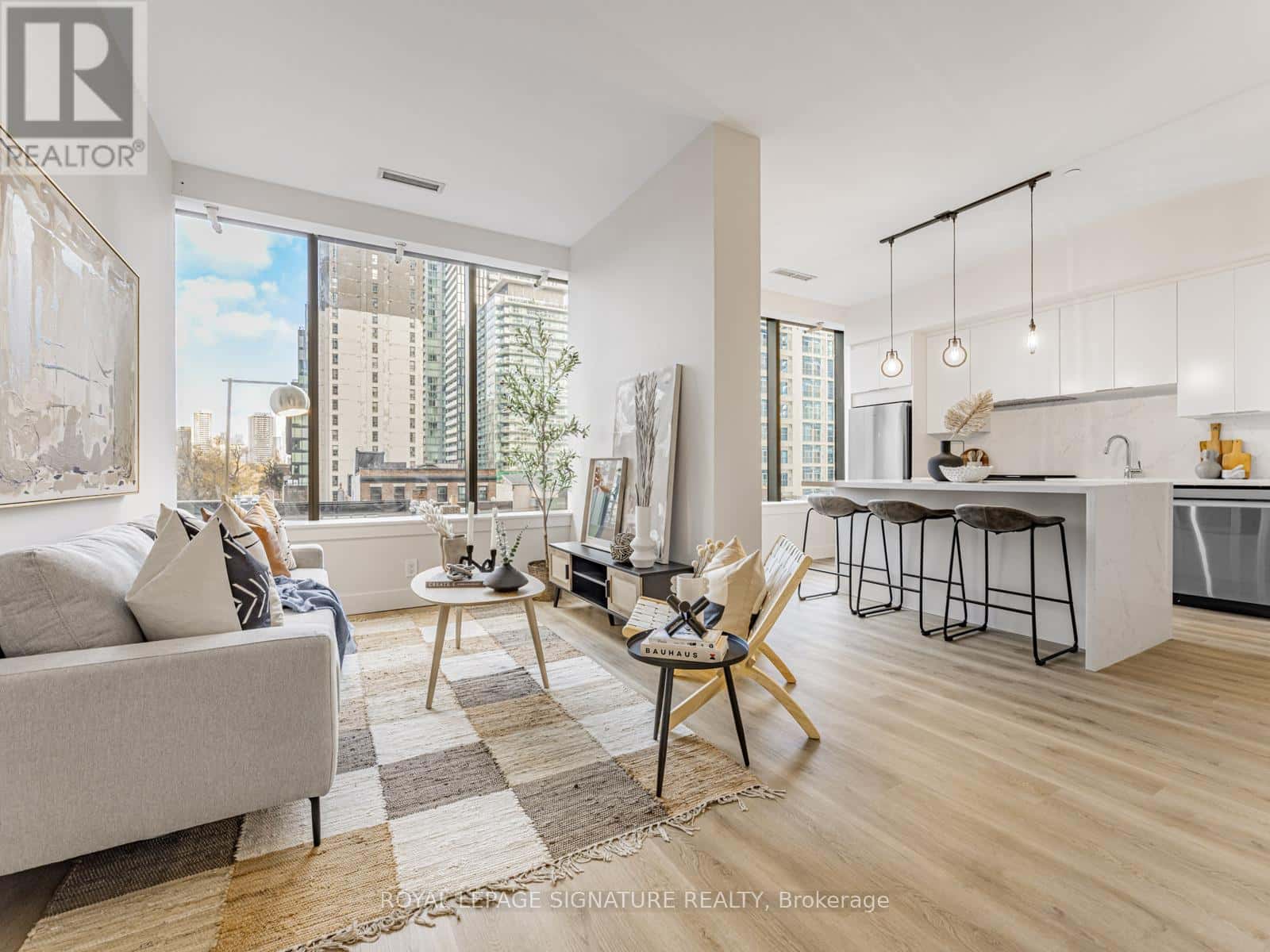 402 - 5 ST. JOSEPH STREET — Toronto (Bay Street Corridor), Ontario - Photo 2 of 37