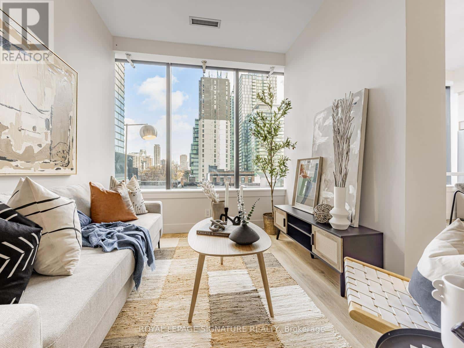 402 - 5 ST. JOSEPH STREET — Toronto (Bay Street Corridor), Ontario - Photo 4 of 37