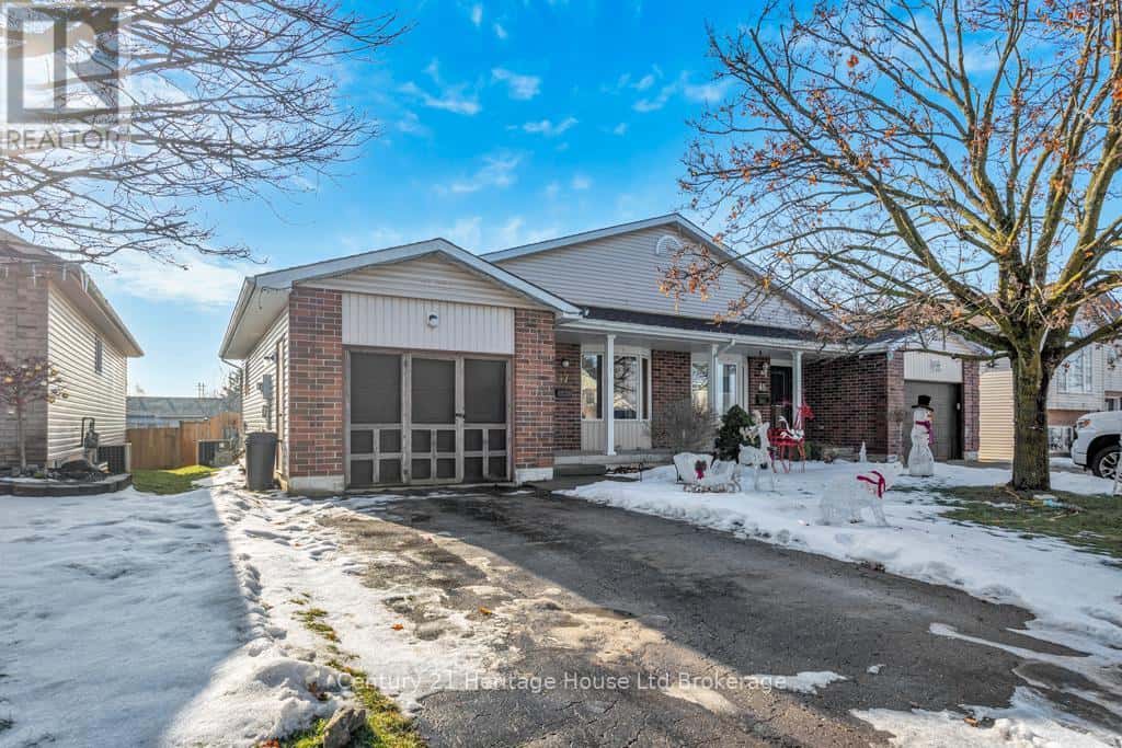 47 BECKETT BOULEVARD — Tillsonburg, Ontario - Photo 2 of 44